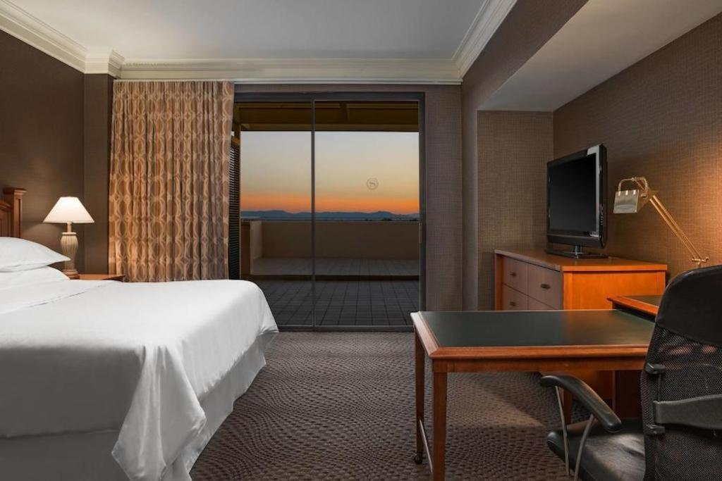 Sheraton Crescent Hotel Phoenix Exterior photo